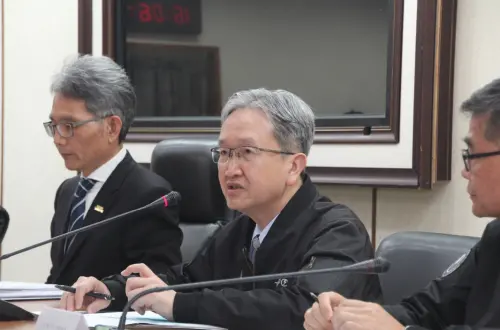 ▲　王耀庭認為，因為台電去年盈餘729億元，再加上今年1、2月戰事爆發前，天然氣實際價格低於原先預算書所列價格，省了150多億元，等於財務上有多了879多億元的財務韌性。（圖／記者鍾泓良攝影）