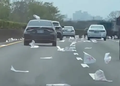 塑膠袋之亂延燒！國一驚見「透明袋灑整路」：根本炫富　下場超慘