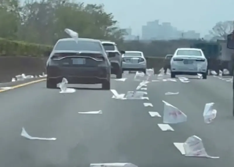 塑膠袋之亂延燒！國一驚見「透明袋灑整路」：根本炫富　罰款出爐