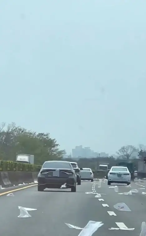 ▲原PO行經國道一號南下接近新營休息區路段時，發現路面散落大量塑膠袋，數量粗估至少上百個，還被風吹得四處飄散。（圖／翻攝自Threads@solitude_1002）