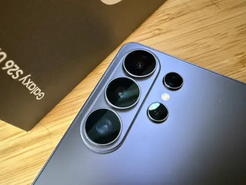 ▲S26 Ultra維持多鏡頭高階配置，整體設計更顯簡潔。（圖／記者周淑萍攝）