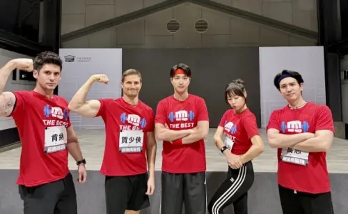 ▲高志（右1）突因過度換氣倒地後，隊長江宏傑（中）親自上場比賽。（圖／台視提供）