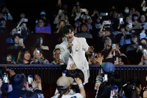 ▲李帝勳超寵粉，直接在台下與粉絲互動。（圖／讀者提供）