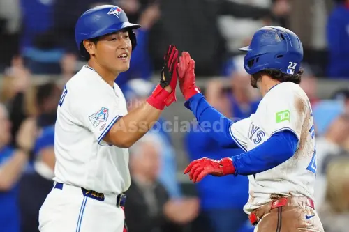 岡本和真大聯盟第一戰繳出雙安好表現　九局關鍵安打帶領藍鳥搶勝