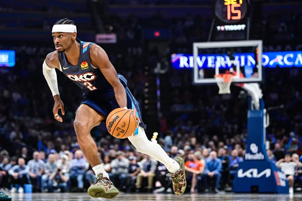 ▲雷霆當家球星SGA亞歷山大（Shai Gilgeous-Alexander）上半場外線三分7投0中低迷，但中場後覺醒帶隊大逆轉，最終以25分領銜全隊，帶領雷霆131：113大勝公牛，鞏固本季聯盟第一的龍頭地位。（圖／美聯社／達志影像）