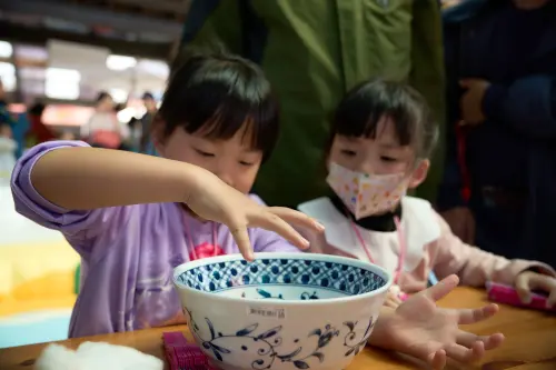 ▲小狀元大富翁活動帶小朋友深入淺出地認識歌仔戲、傳統工藝及節氣生活知識。（圖╱全聯提供）