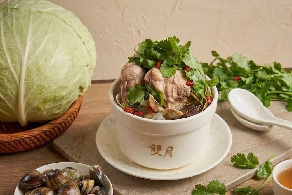 ▲迎接愚人節，米其林必比登推薦名店「雙月食品社」宣布，4月1日將推出「香菜加爆蛤蜊雞湯」。（圖／雙月食品社提供www.facebook.com/ShuangYueFood）