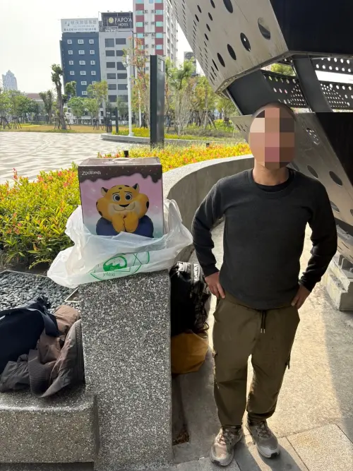 ▲為躲避警方查緝，林男於市區內多處繞行徘徊，警方將其查緝到案，並當場起獲公仔，全案依竊盜罪嫌移送臺灣高雄地方檢察署偵辦。(圖／記者郭凱杰翻攝)