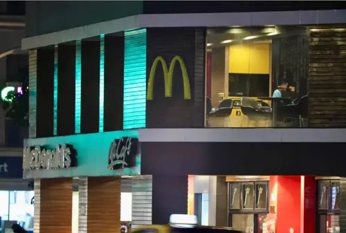 今晚黑一片！7-11、全家、麥當勞全台門市「關閉燈光」：不是停電
