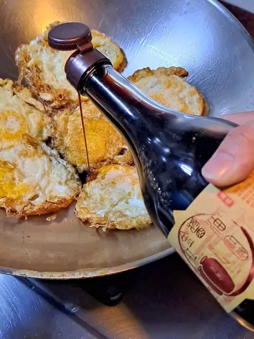 ▲網友大讚黑豆桑紅金醬油淋上焦焦香香的荷包蛋，簡單配白飯就「吃了 2 碗飯」，「金架乓共共」。（圖／翻攝自我愛全聯-好物老實説臉書社團）