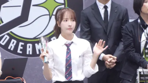 ▲三上悠亞學生服，吸引大批粉絲拍攝。（圖／記者張一笙攝）