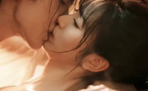 張凌赫太會親！《逐玉》浴池吻情慾戲封神　網：這不付錢能看嗎？