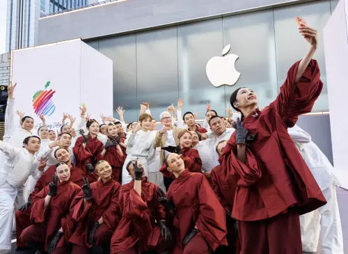 ▲蘋果50週年慶祝活動在全球各地舉辦，像是在中國由李宇春於 Apple 成都太古里演出。（圖／翻攝官網）