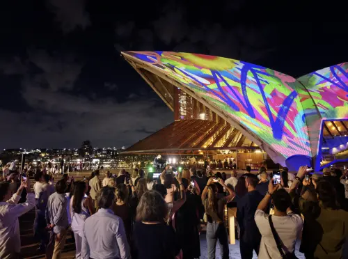 ▲《Illuminating Creativity》將雪梨歌劇院東側帆面變成畫布，展示11位新興澳洲藝術家與6位大眾成員的數位藝術作品。（圖／翻攝官網）