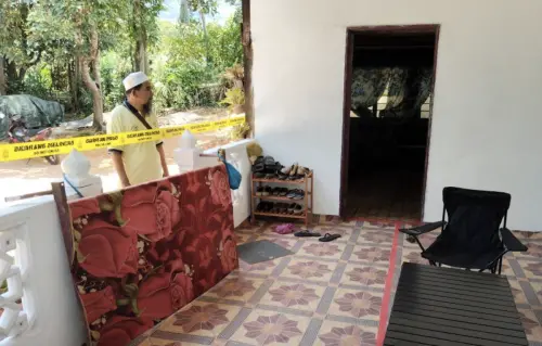 大馬夫妻遭斬首藏屍地毯！屋內飄惡臭　29歲兒殺害父母後割喉身亡