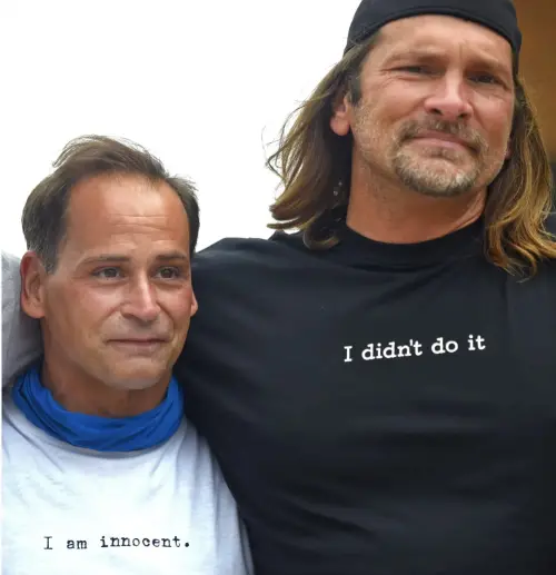 ▲因李昌鈺當年作證「血跡毛巾」而坐牢 30 年的 Shawn Henning（左）與 Ralph Ricky Birch（右），於 2023 年 9 月 19 日重獲自由並在法院前合影。兩人身穿「我是無辜的」與「我沒做」T恤，無聲抗議奪去青春自由的荒謬定罪。（圖／翻攝畫面wrchina.org/）