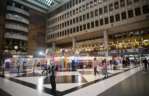 ▲台北車站經典的棋盤格設計，就是由微風集團策略長廖曉喬親自操刀。（圖／記者林調遜攝影）