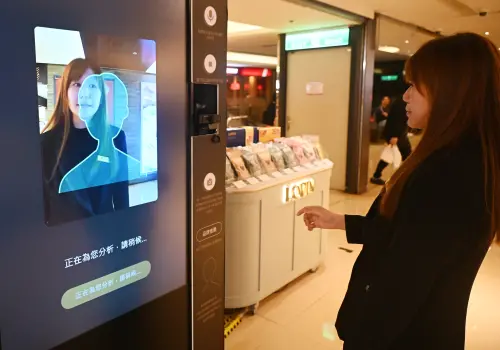▲目前微風已將AI技術落實於顧客服務，涵蓋動線導引、安全防護及消費流程簡化。（圖／記者林調遜攝影）