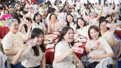 鳳中85級校友回娘家278人齊聚創新高　專屬生日百元鈔感動全場