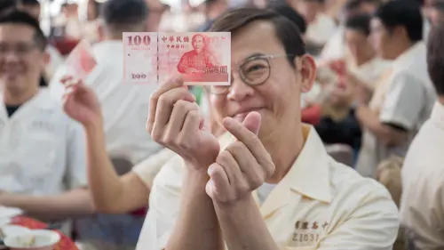 ▲同學們看見這張獨一無二專屬於自己的「生日百元鈔」時都驚喜不已。（圖／記者陳美嘉翻攝）