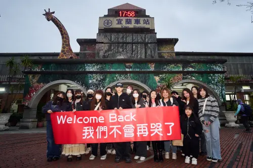 周祖安退伍了！粉絲在宜蘭車站迎接　大喊：我們不會再哭了