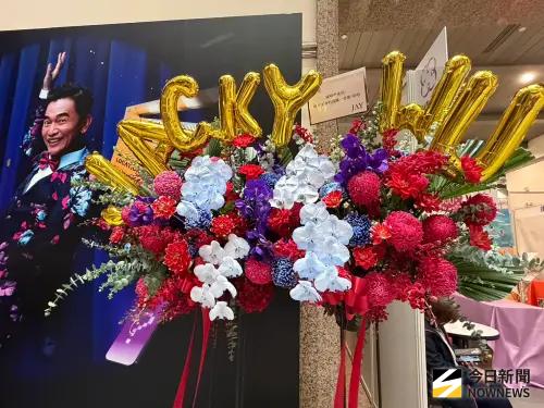 吳宗憲和周杰倫世紀破冰！憲哥開唱他送花：好奇你會唱我哪首歌