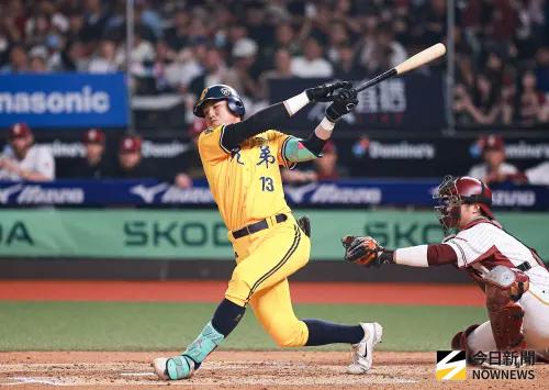 中信兄弟終於醒了？單周3勝1敗　20歲大物許庭綸差點敲滿貫砲