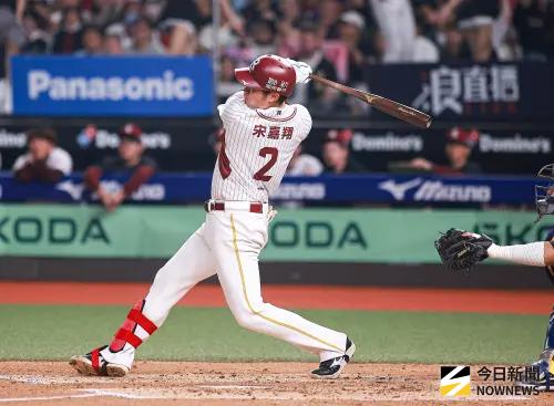 ▲樂天桃猿捕手宋嘉翔敲出越過游擊手上空的德州安打，幫助樂天打破鴨蛋在開幕戰取得1:0的領先。（圖／記者葉政勳攝 ,2026.03.28）