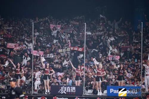 「猿象大戰」大巨蛋4萬人座無虛席！中職史上第11次開幕戰滿場