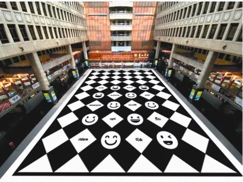 ▲北車棋盤格藏《愛麗絲》巧思，由微風策略長廖曉喬親自操刀。（圖／民眾提供）