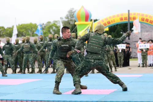 ▲「榮耀80•儀起向前」高級中等學校儀隊競賽北區初賽，陸軍特指部戰技隊表演格鬥技巧。（圖／陸軍司令部提供）