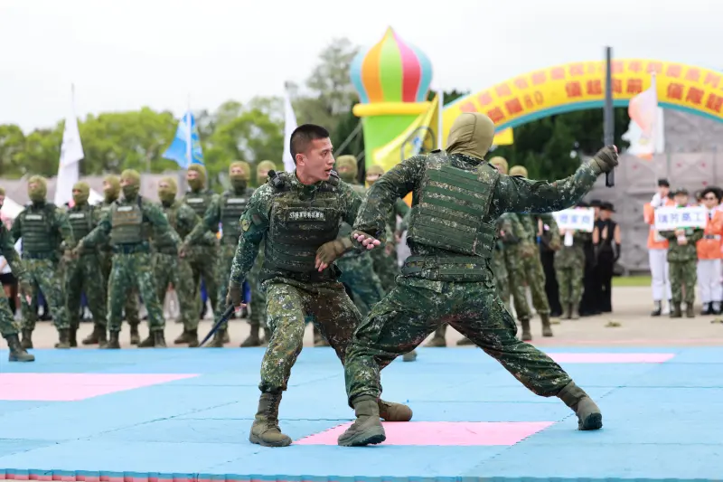 ▲「榮耀80•儀起向前」高級中等學校儀隊競賽北區初賽,陸軍特指部戰技隊表演格鬥技巧。(圖/陸軍司令部提供)