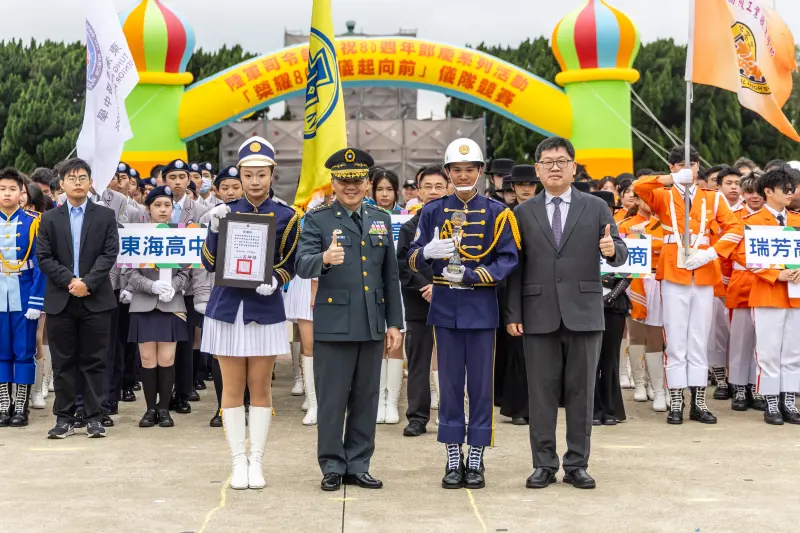 ▲陸軍司令部今(28)日在大漢營區熱鬧舉辦「榮耀80•儀起向前」高級中等學校儀隊競賽北區初賽,陸軍司令呂坤修與得獎學校合影。(圖/陸軍司令部提供)