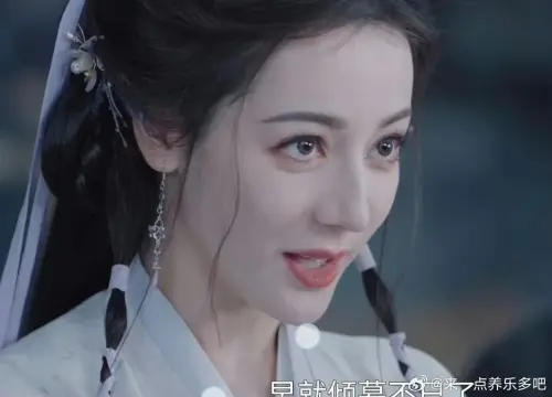 ▲迪麗熱巴在《白日提燈》被稱某些角度臉凹顯老。（圖／翻攝自微博）