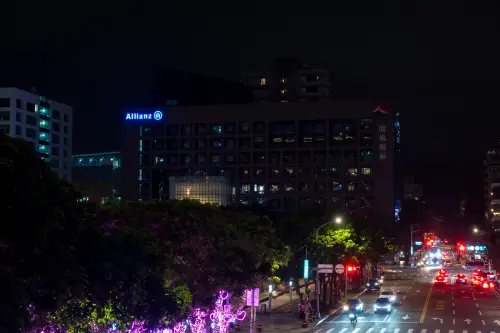 ▲響應關燈，守護地球「義』起來！信義房屋全台門市與總部今晚8:30準時熄燈一小時，以實際行動號召民眾一同實踐環境永續。（圖／信義房屋提供）