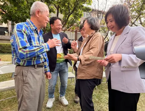 ▲老鄰居跑來要簽名，蔡英文笑得好開心。（圖／翻攝謝志忠臉書，2026.03.28）