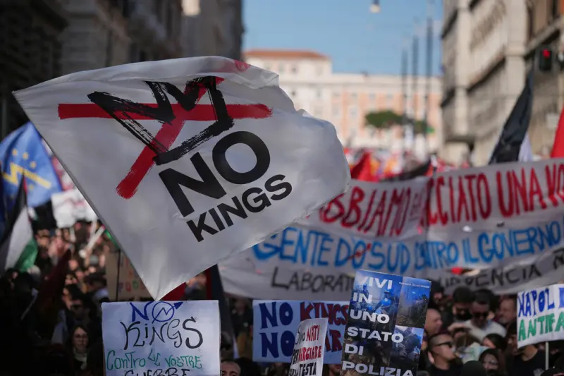    ▲全美各地預計將在週六（28日）舉行數千場集會，作為最新一波「No Kings（無王日）」抗議行動，反對美國總統川普（Donald Trump）及其政府的政策。（圖／美聯社／達志影像）  