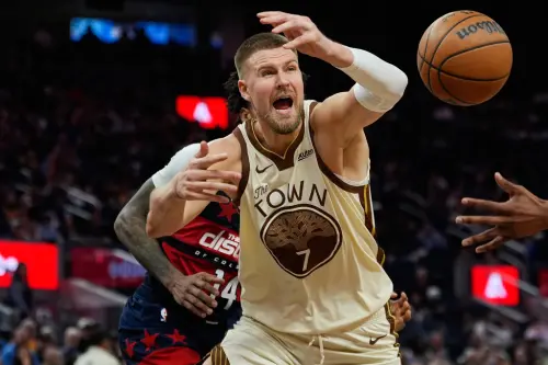 ▲勇士陣中傷兵滿營，波辛傑斯（Kristaps Porzingis）與霍福德（Al Horford）的健康狀態將直接決定球隊在附加賽的最終命運。（圖／美聯社／達志影像）