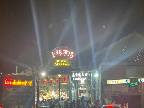 ▲《NOWNEWS》記者也在 3 月中旬的週六晚間 19 點造訪士林夜市，發現人潮更已經重新外溢到基河路， B1 地下美食街人潮也越來越多。（圖／記者潘毅攝）