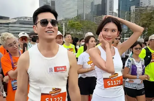 ▲呂良偉（左）狀態看起來實在太過年輕，就連林志玲（右）也對他投以欣賞、崇拜的眼神。（圖／微博＠灣師傅）