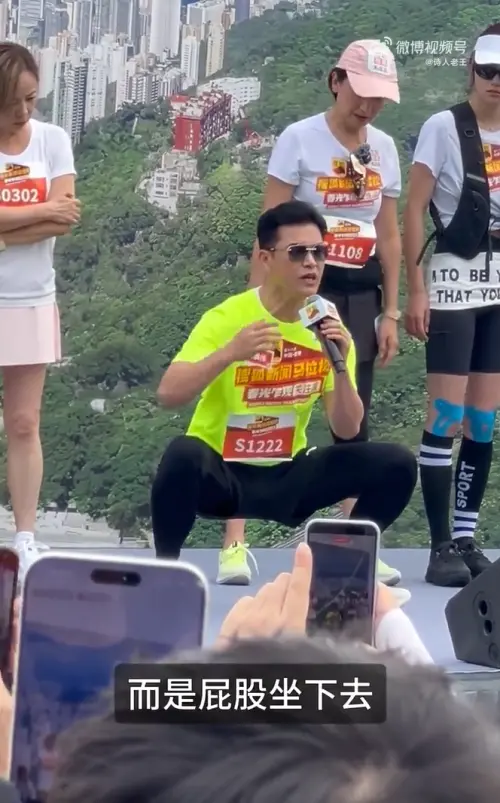 ▲呂良偉還現場示範蹲馬步訓練動作，完全沒任何老態。（圖／微博＠詩人老王）