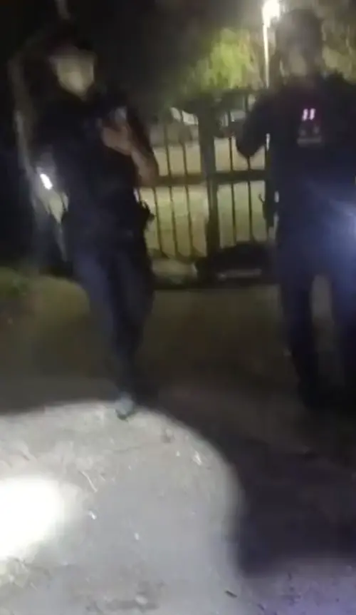 ▲晚安小雞直播關閉前，拍到2名員警在廢棄醫院外等著他。（圖／晚安小雞臉書）