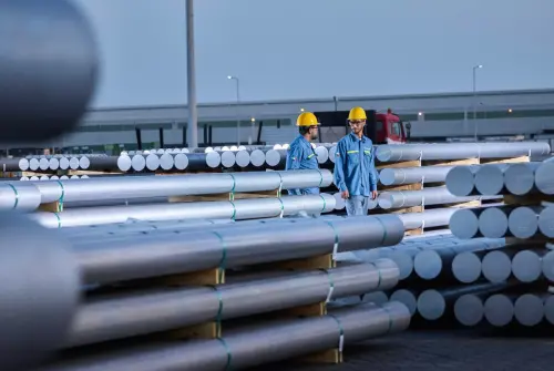 伊朗飛彈重擊！中東最大鋁廠嚴重受損　全球9%供應陷「斷供」危機