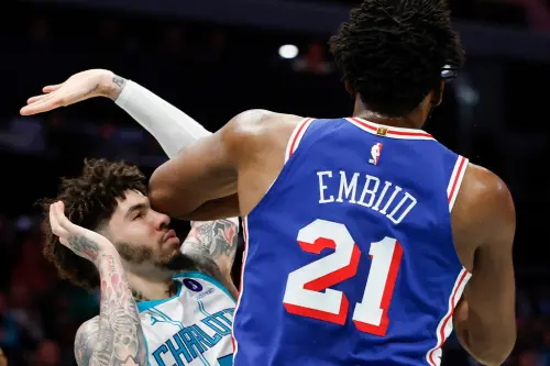 ▲恩比德在一次籃下對抗中，揮肘擊中黃蜂明星後衛「三球」拉梅洛·波爾（LaMelo Ball）。（圖／美聯社／達志影像）