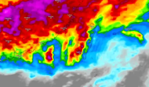 鋒面殺到何時變天？4天清明連假天氣一次看　全台有雨整片橘紅