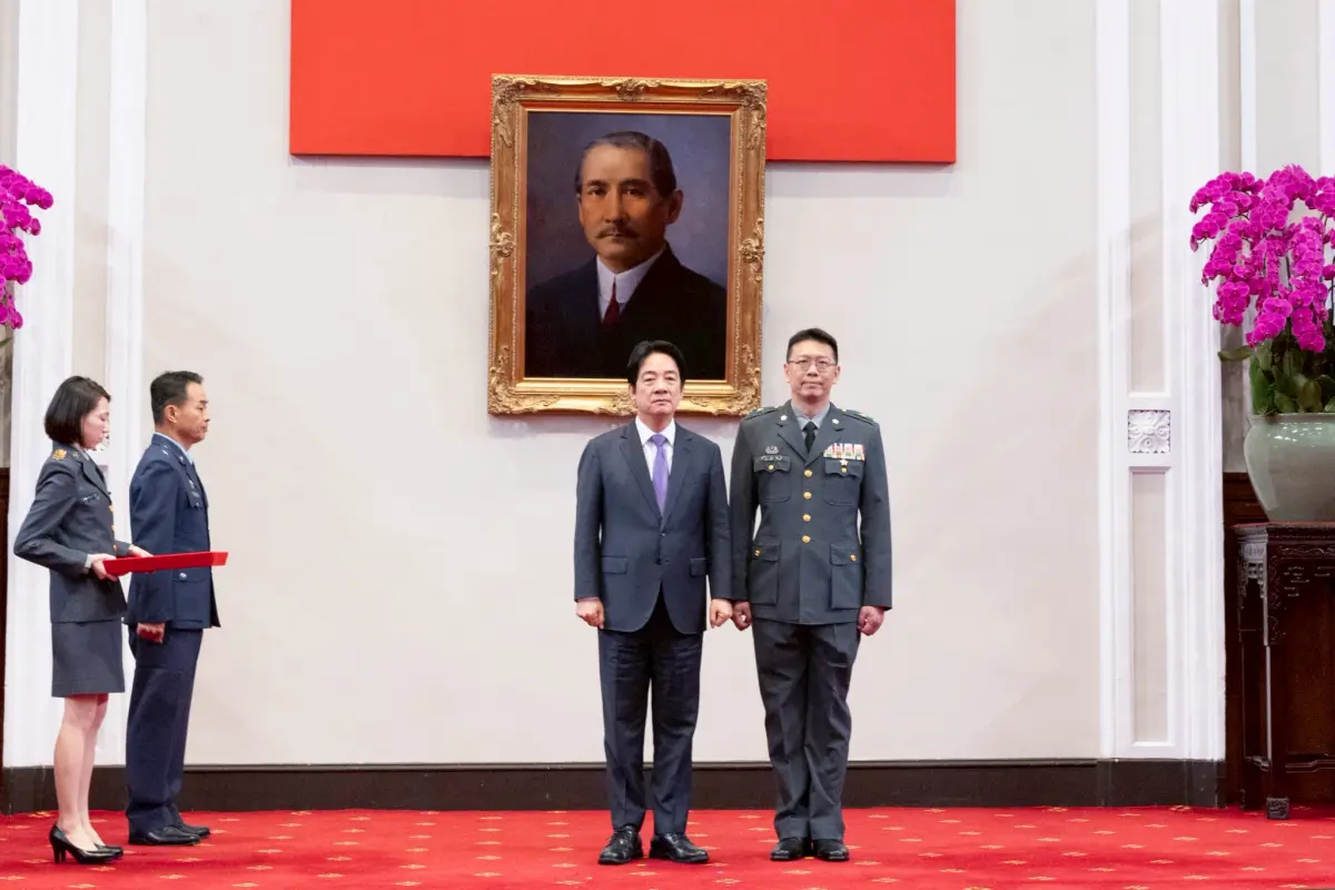 ▲國防部心戰大隊前大隊長王宜弘（右），獲總統賴清德授階晉任少將，將接任政戰局文宣心戰處長。（圖／總統府提供）