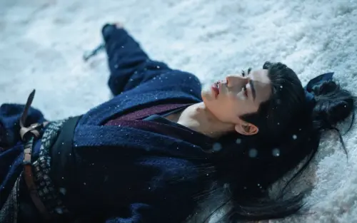 ▲張凌赫在《逐玉》中飾演的將軍，因為妝造粉底液過白，被網友戲稱為「粉底液將軍」。（圖／微博）