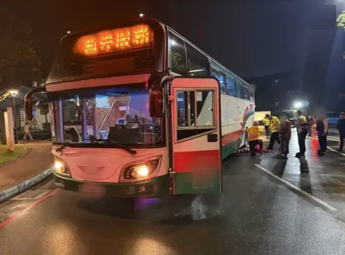 大學生走長庚大學人行道遭接駁車撞倒輾壓　下半身重傷進加護病房