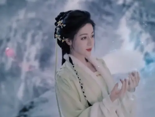 ▲ 迪麗熱巴（左）新劇《白日提燈》在Disney+播出，無論造型與角色都受到粉絲期待。（圖／摘自Disney+）