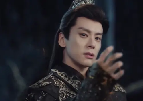 ▲魏哲鳴在《白日提燈》飾演反派要角，介入男女主角的感情發展。（圖／摘自Disney+）